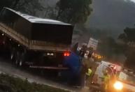 Acidente entre carro e carreta deixa um morto na BR-040 em Ribeirão das Neves