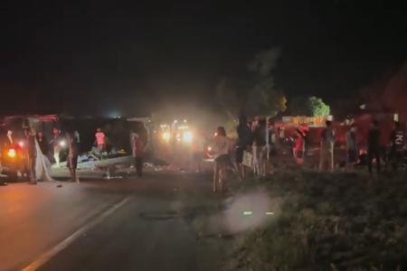 Acidente entre ônibus e caminhão na BR-116 mobiliza resgate no Norte de MG