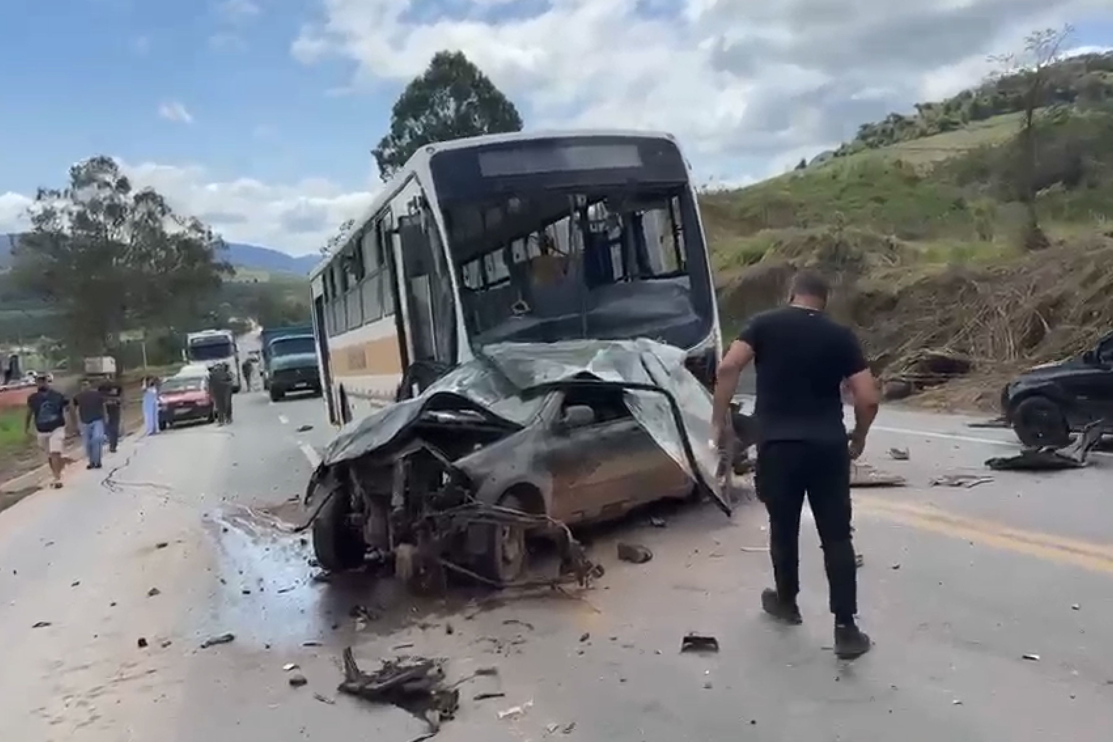 Acidente entre carro, carreta e ônibus escolar deixa vítima ferida na BR-116 em MG
