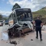 Acidente entre carro, carreta e ônibus escolar deixa vítima ferida na BR-116 em MG