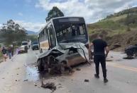 Acidente entre carro, carreta e ônibus escolar deixa vítima ferida na BR-116 em MG