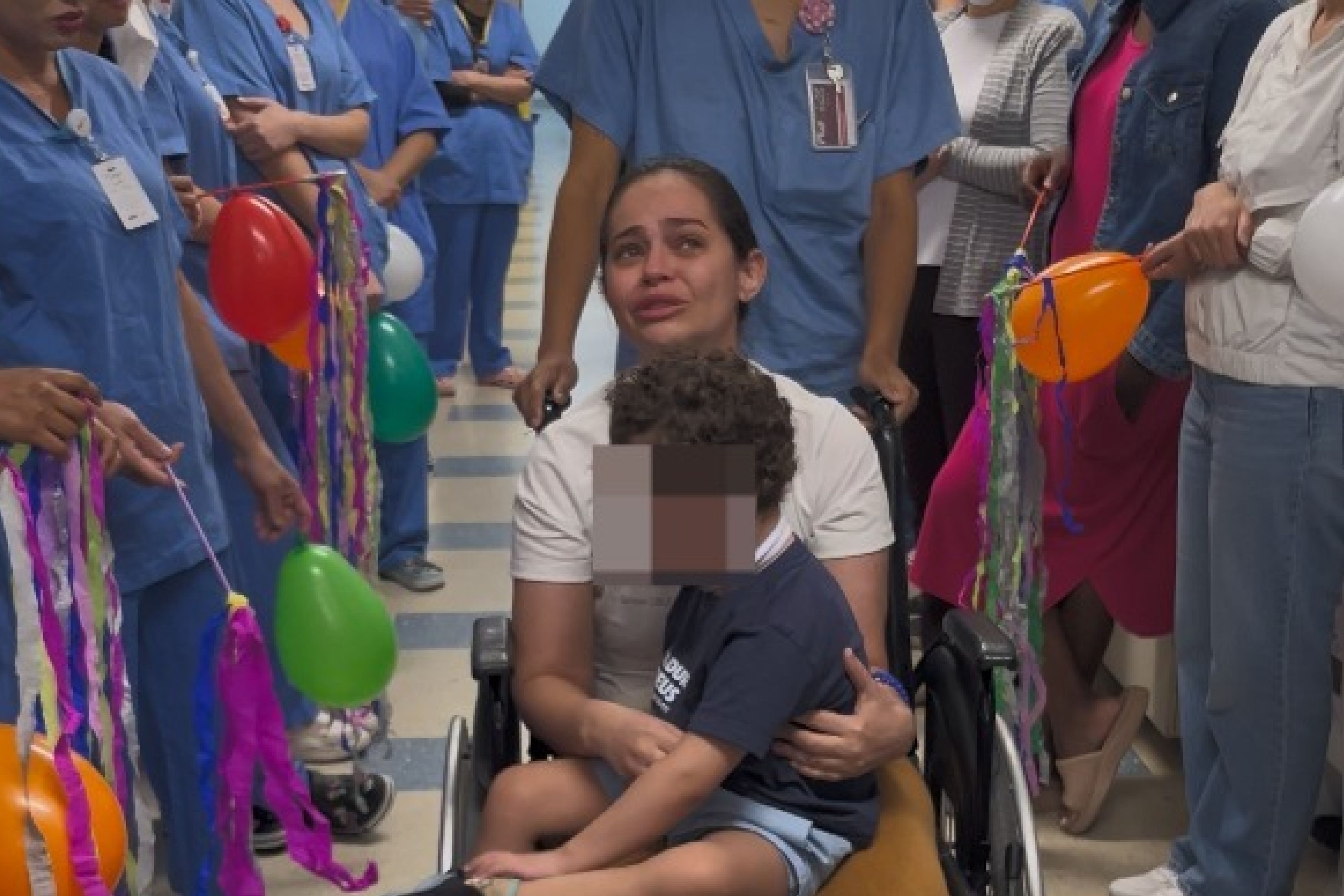 Menino recebe alta da UTI quatro meses após perder o pai e a irmã em acidente