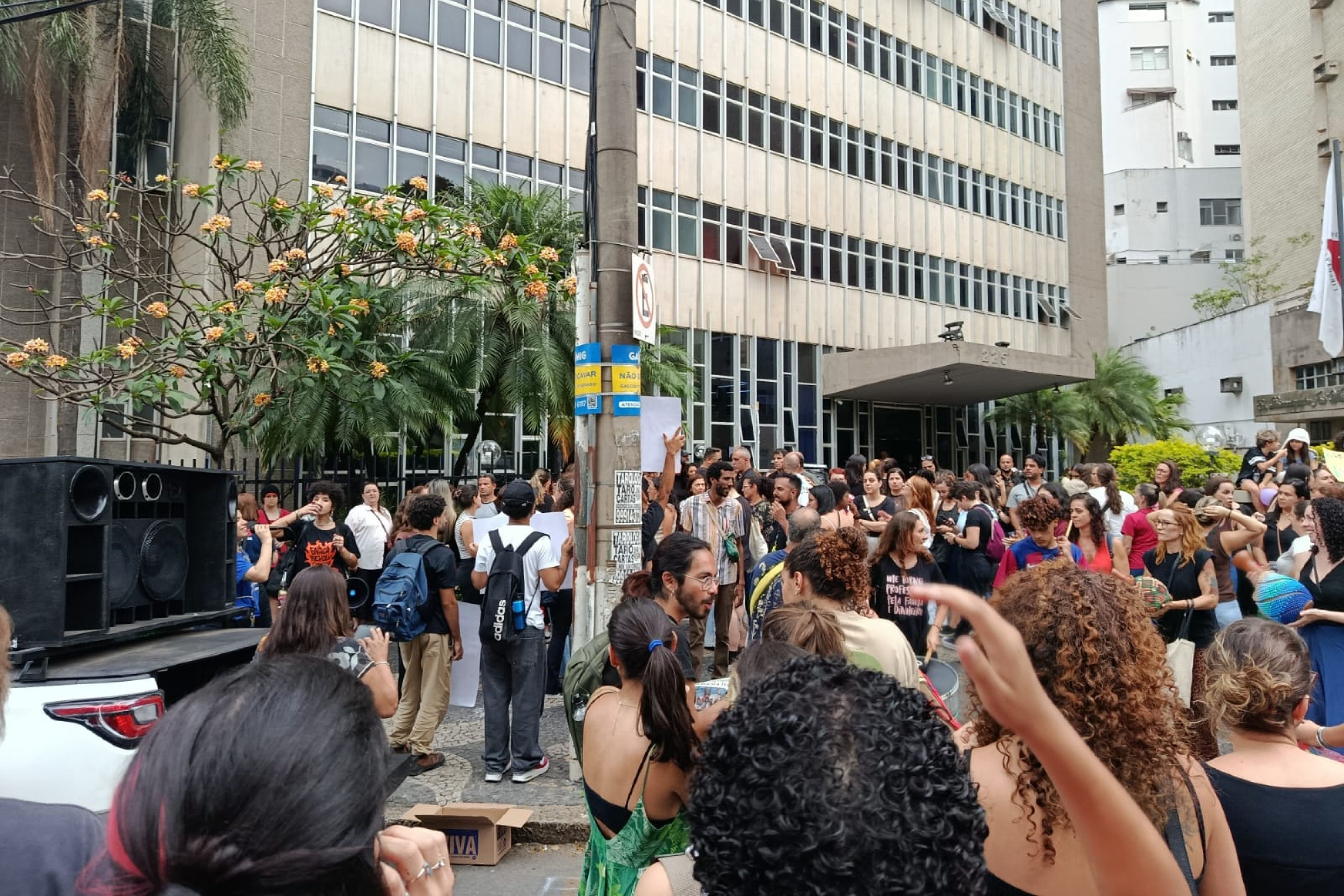 Em greve, professores da rede particular da Grande BH fazem manifestação