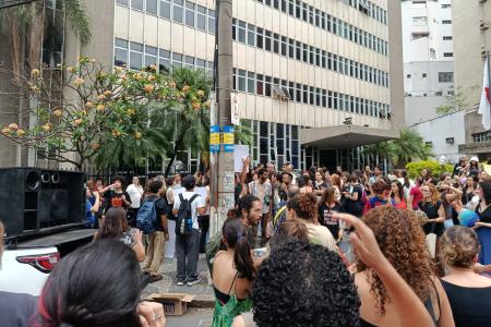 Em greve, professores da rede particular da Grande BH fazem manifestação