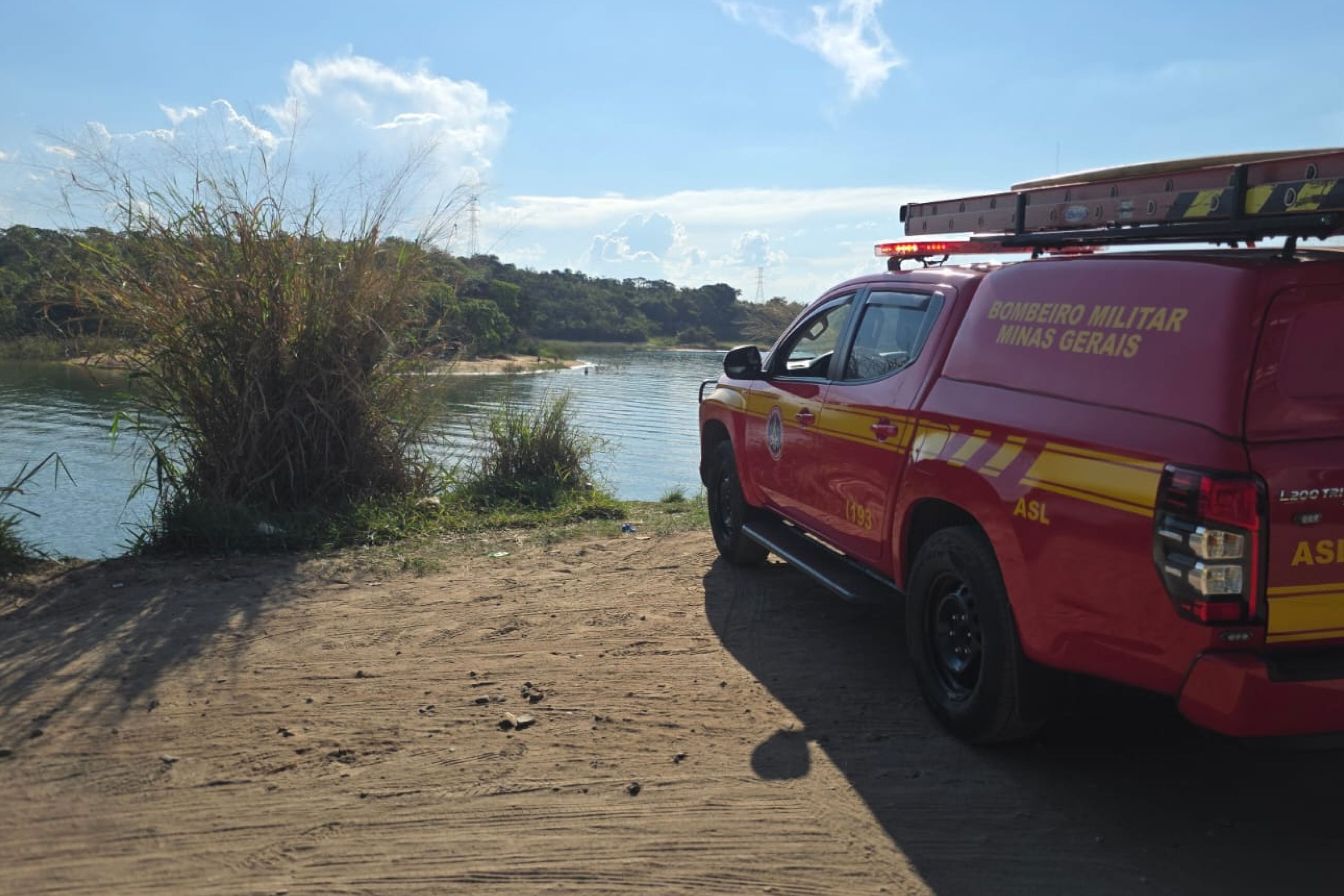 Meninas são socorridas após se afogarem na Lagoa Várzea das Flores, em Betim