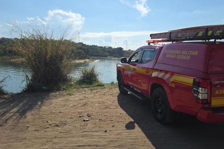 Meninas são socorridas após se afogarem na Lagoa Várzea das Flores, em Betim