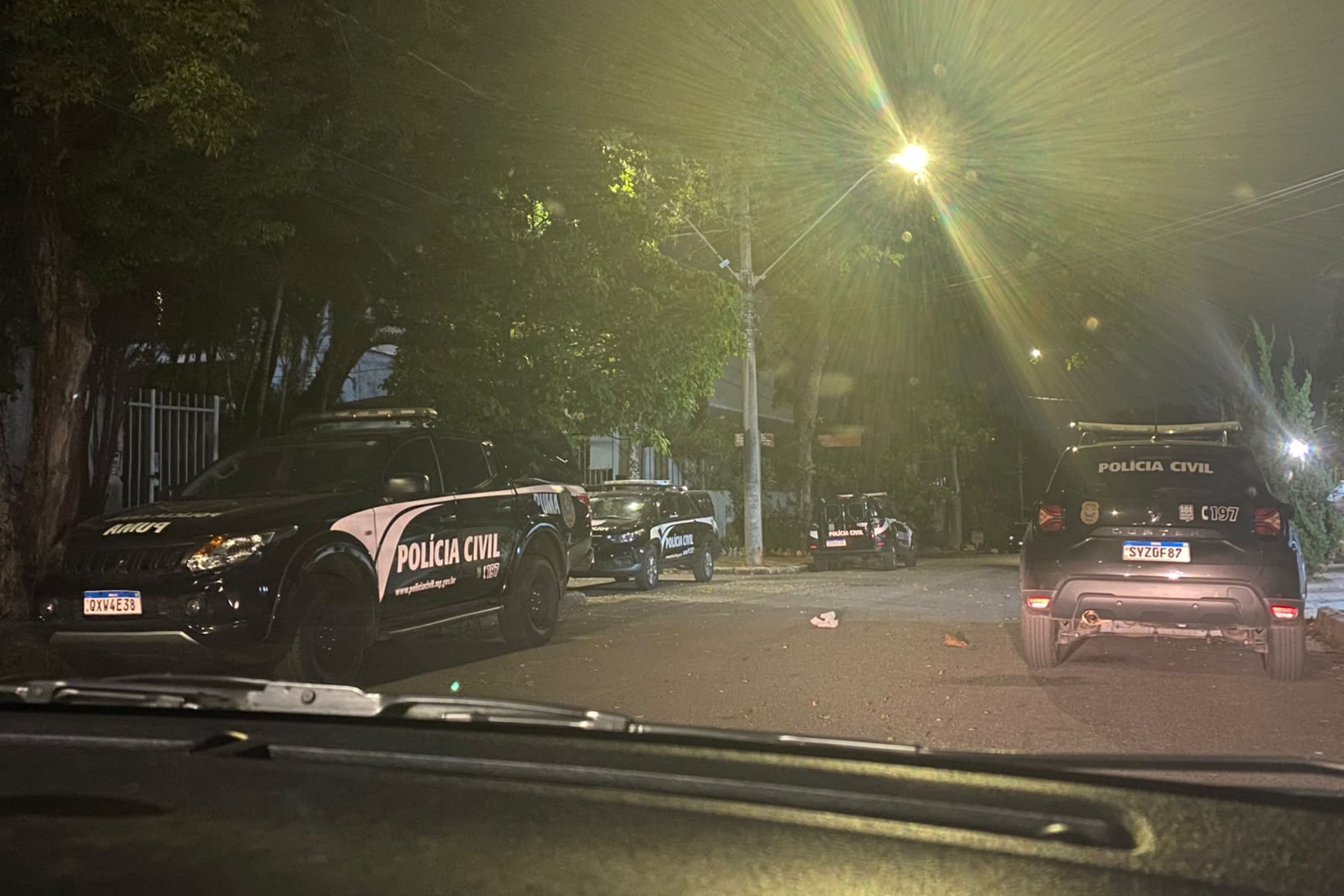 Polícia Civil cumpre mandado de busca e apreensão em clube de pôquer no Belvedere, em BH