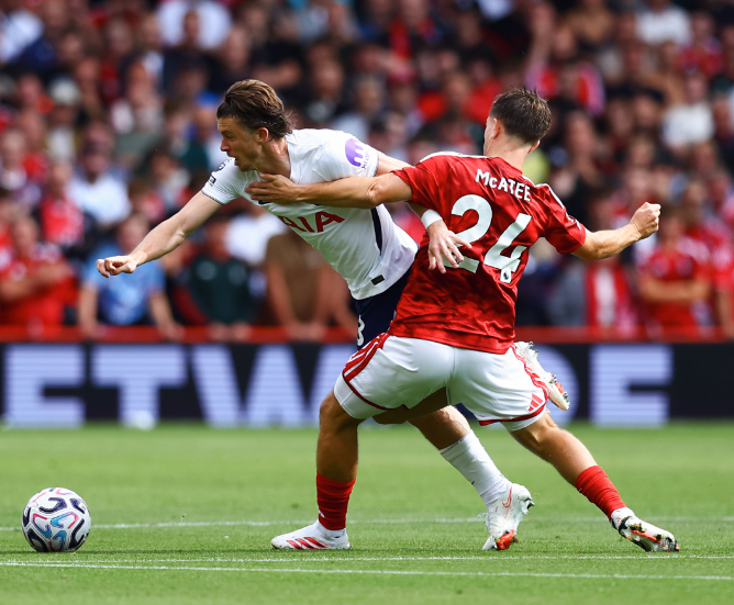 Tottenham empata com Nottingham Forest e segue sem vencer na Premier League