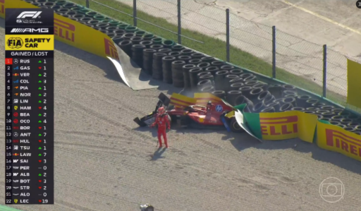 Charles Leclerc saindo do carro após batida
