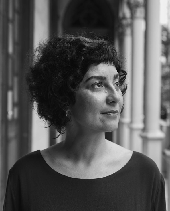 Mônica de Aquino lança 'Tomar parte no enxame' e 'Do outro lado da lua' na Livraria Quixote
