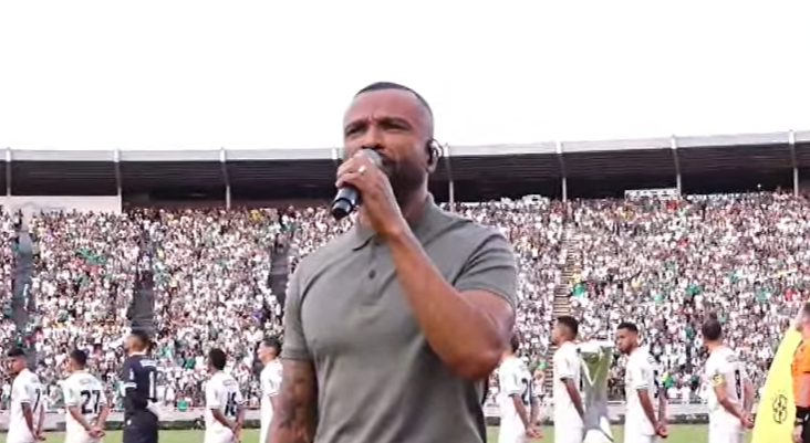 Alexandre Pires vai a campo e canta Hino Nacional antes de finalíssima da Série D