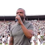 Alexandre Pires vai a campo e canta Hino Nacional antes de finalíssima da Série D