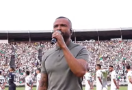Alexandre Pires vai a campo e canta Hino Nacional antes de finalíssima da Série D