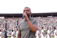 Alexandre Pires vai a campo e canta Hino Nacional antes de finalíssima da Série D