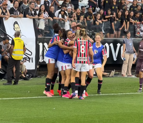São Paulo vence Corinthians de virada e abre vantagem na final do Campeonato Brasileiro Feminino