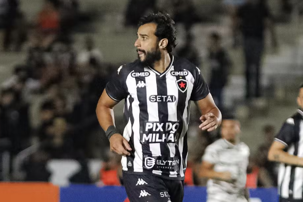 Henrique Dourado faz gesto obsceno a torcedores do próprio clube após jogo da Série C