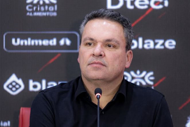 ‘Se não respeitar, corto o pescoço’, diz presidente do Atlético-GO após desabafo de goleiro