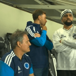 Emprestado ao Santos, Gabigol tem 'resenha' com diretoria do Cruzeiro na Vila