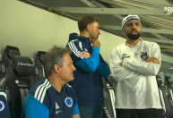 Emprestado ao Santos, Gabigol tem 'resenha' com diretoria do Cruzeiro na Vila