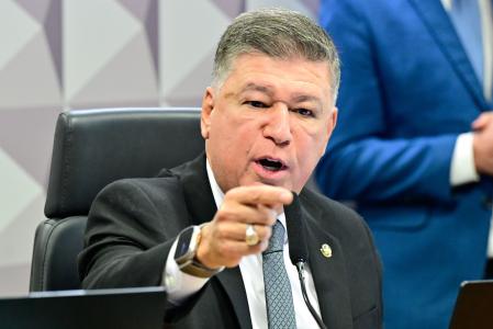 Carlos Viana (PSD) discursa durante CPMI do INSS