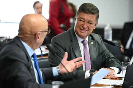 Senador Carlos Viana (PSD) durante reunião da Comissão de Relações Exteriores e Defesa Nacional (CRE)