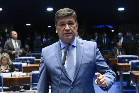 Senador Carlos Viana (PSD) durante pronunciamento no plenário do Senado