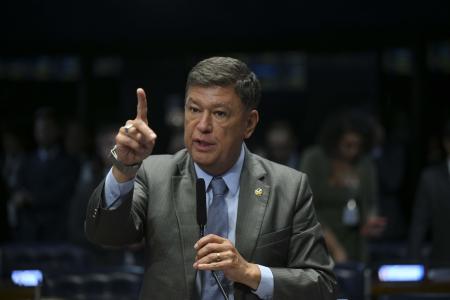 De terno cinza, camisa azul clara e gravata azul escura, Carlos Viana fala em microfone no plenário do Senado Federal