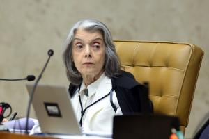 Ministra Cármen Lúcia pede desculpas ao povo brasileiro durante a sessão no STF