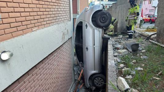 Carro ficou entre muro e parede de escola