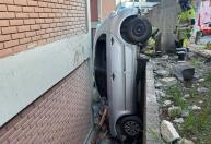 Idoso fica preso em carro pendurado após acidente em escola na Grande BH