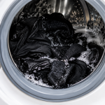 Roupa preta desbotando? 7 cuidados na lavagem podem ajudar a manter a cor por muito mais tempo