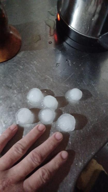 Chuva de granizo causa destruição no RS, e Defesa Civil emite alerta