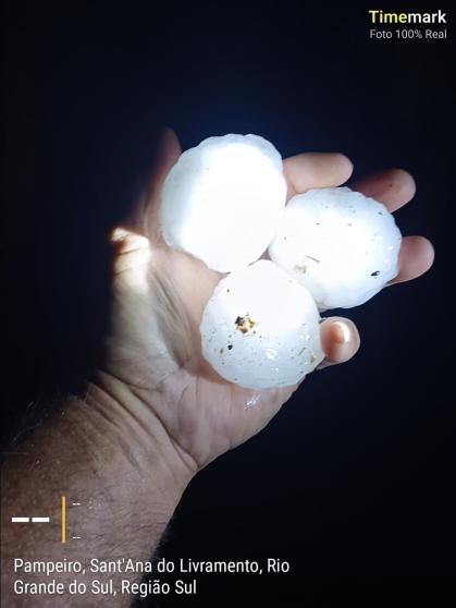 Chuva de granizo causa destruição no RS, e Defesa Civil emite alerta
