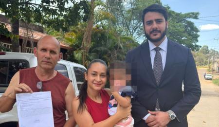 Criança está aos cuidados da família materna