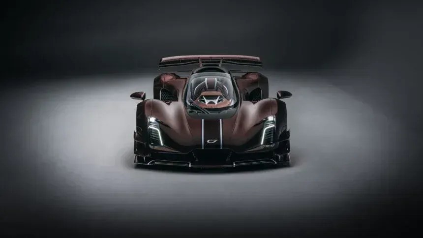 Supercarro de US$ 2,75 milhões coloca passageiro atrás do motorista