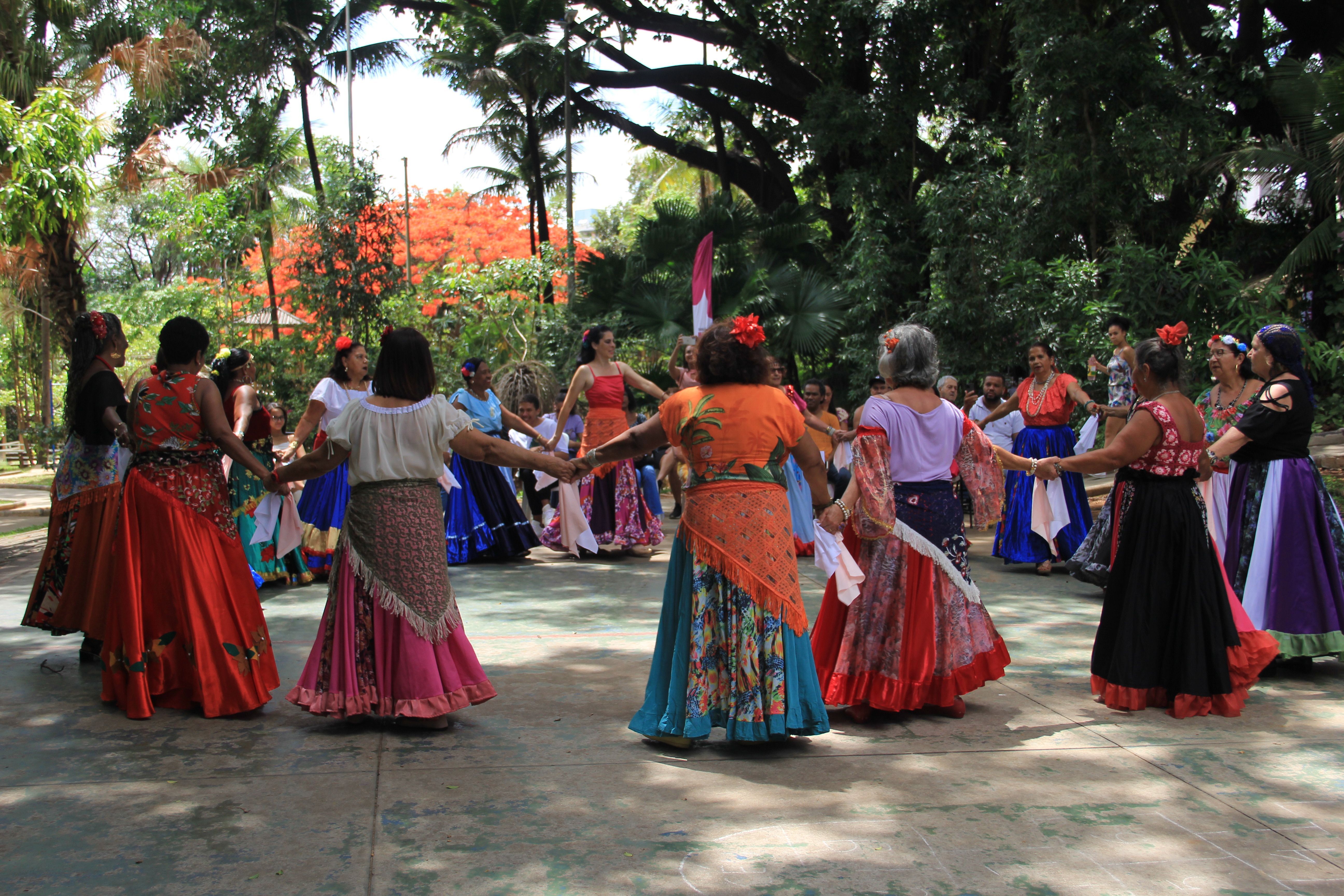 Projeto 'Dança Circular - Danças do Mundo' movimenta o Parque Gentil Diniz em Contagem