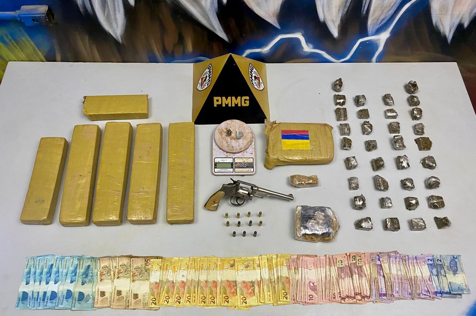 Homem é preso com drogas, arma, munições e dinheiro em Santana do Paraíso