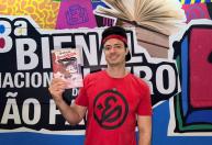 Enaldinho abre o jogo sobre vivências reais que moldaram seu primeiro livro