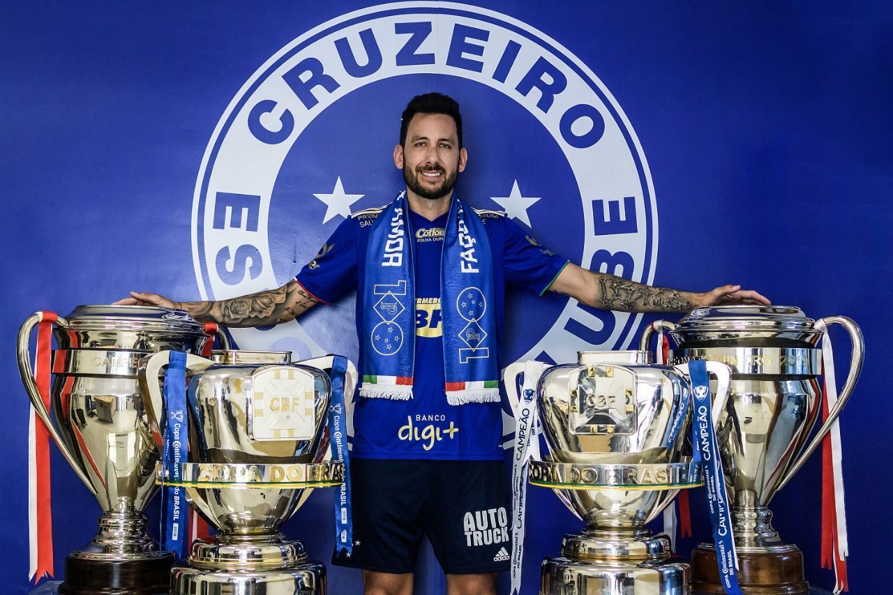 Multicampeão pelo Cruzeiro reage à lesão de Arrascaeta e manda recado: 'Superar'
