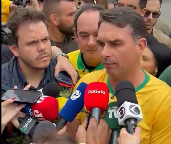 Flávio Bolsonaro diz que ministro Dino atua no STF para ajudar governo Lula
