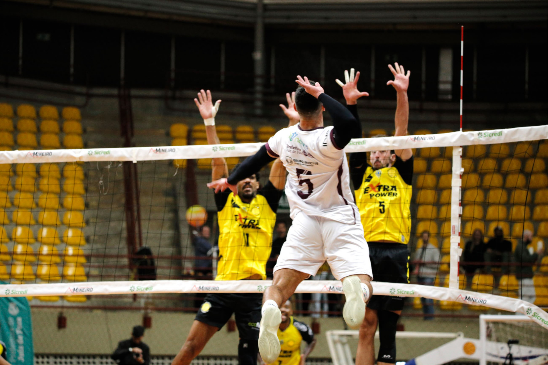 Em duelo equilibrado, Praia Clube vence JF Vôlei em estreia no Mineiro de Vôlei