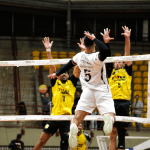 Em duelo equilibrado, Praia Clube vence JF Vôlei em estreia no Mineiro de Vôlei