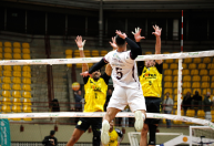 Em duelo equilibrado, Praia Clube vence JF Vôlei em estreia no Mineiro de Vôlei