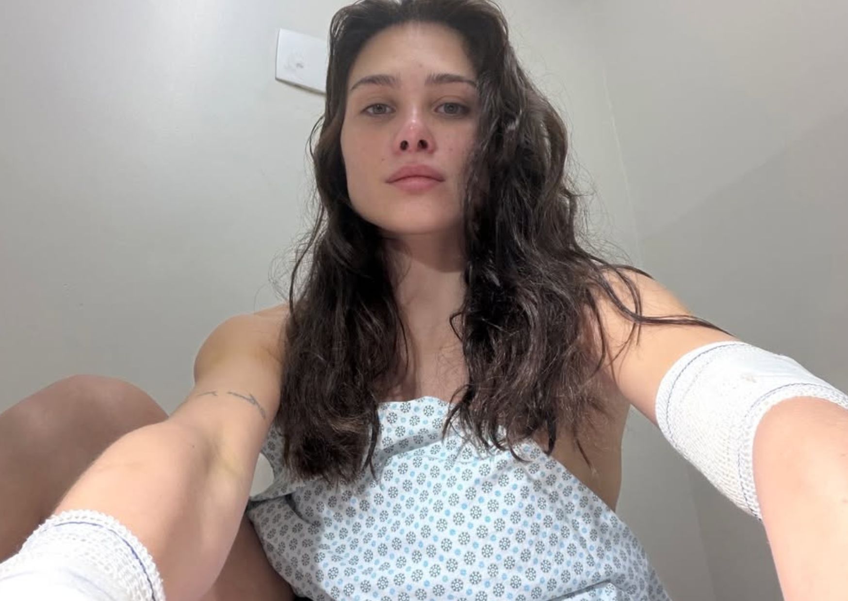 Flavia Pavanelli sofre acidente doméstico grave: 'Corpo todo ralado de vidro'