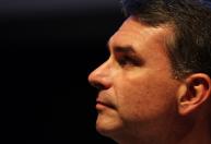 PF detalha linha do tempo de contatos entre Flávio e Vorcaro para financiar 'Dark Horse'