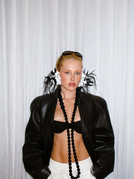 Malu Borges aposta em look preto e branco para o primeiro dia de Rock in Rio