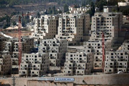 Prédios são construídos em assentamento de Ramot, em Jerusalém Oriental • THOMAS COEX / AFP