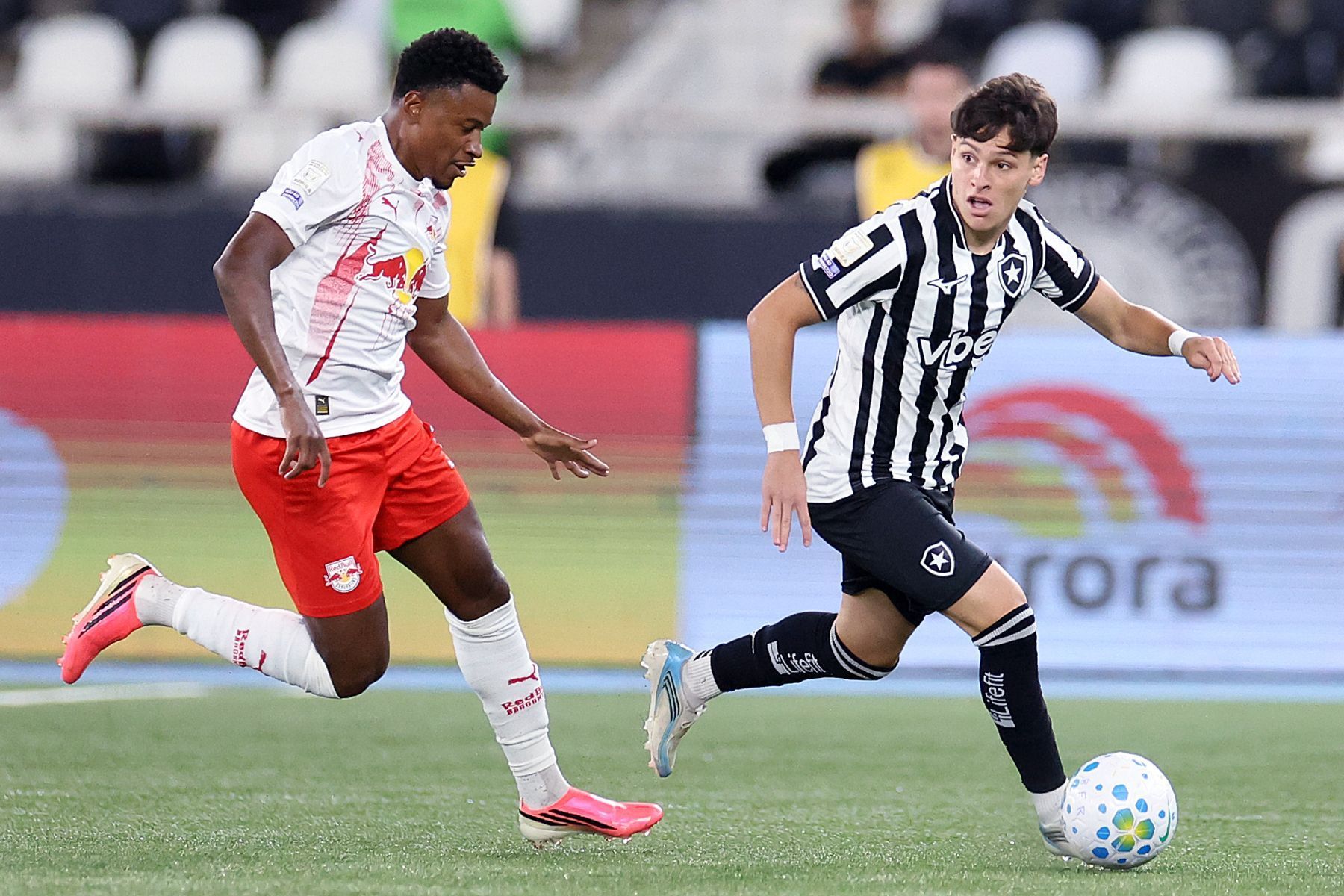 Com um a menos, Bragantino empata com Botafogo pelo Brasileirão