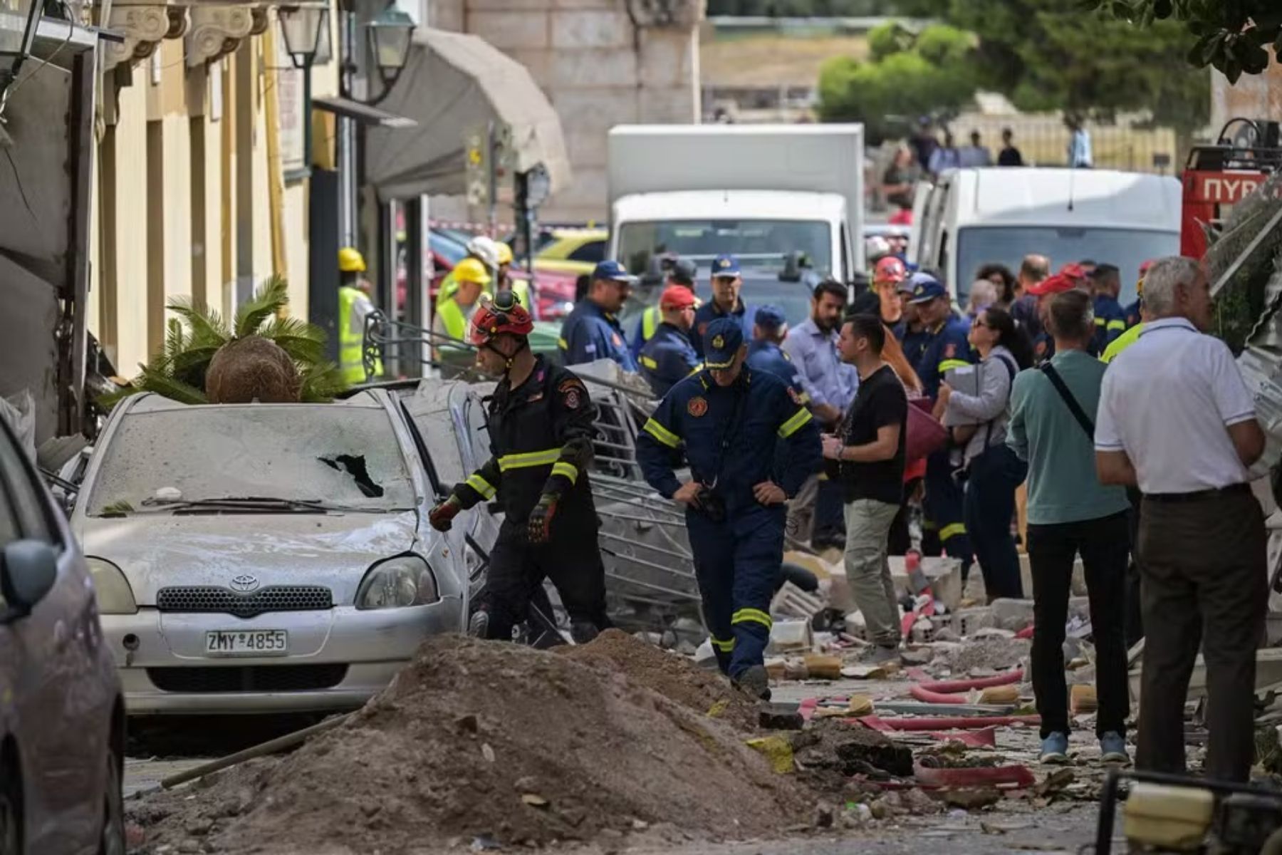 Prédio é alvo de explosão, desaba, e seis pessoas morrem em Atenas