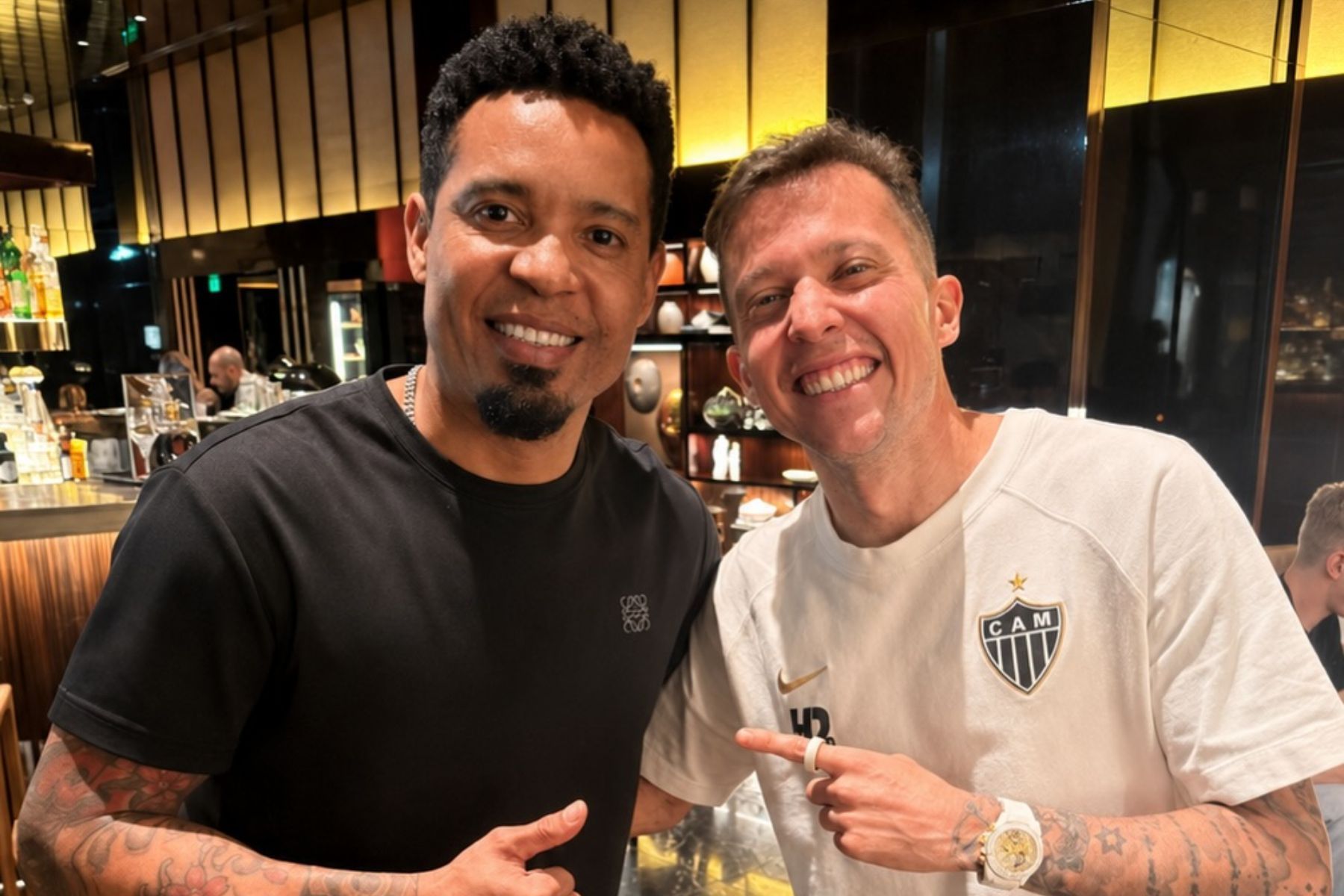 Campeão da Libertadores pelo Atlético visita elenco em São Paulo